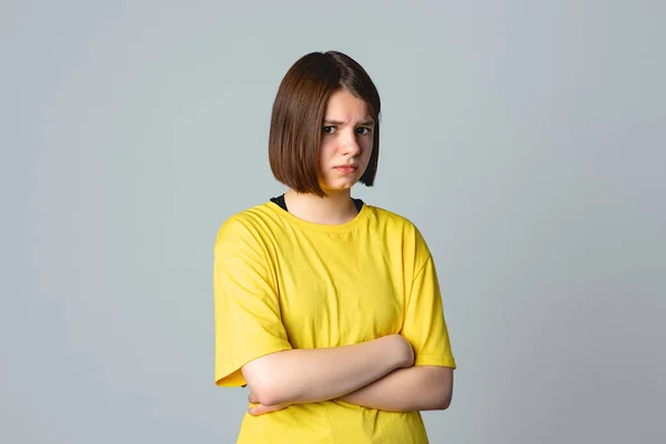 Porträt Eines Beleidigten Teenie Mädchens Gelbem Lässigen Shirt Mit Verschränkten — Stockfoto