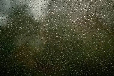 Pencereye yağmur damlaları. Seçici odaklanma. Tasarım ve proje için soyut arkaplan