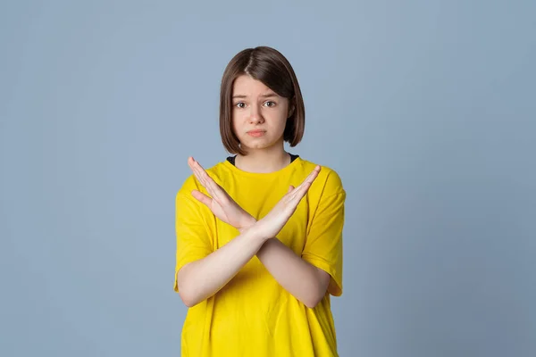 Retrato Una Adolescente Frunciendo Ceño Camiseta Casual Amarilla Haciendo Signo —  Fotos de Stock