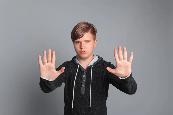 Komoly Tinédzser Fiú Portréja Stop Táblával Tenyérrel Kezén Negatív Komoly — Stock Fotó