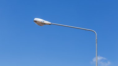 Mavi gökyüzü ile sokak lambası