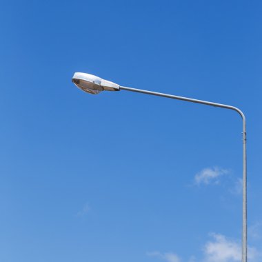 Mavi gökyüzü ile sokak lambası