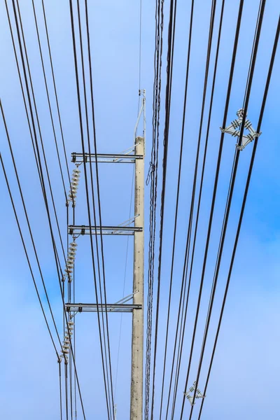 Електричний пост на тлі блакитного неба з хмарою — стокове фото