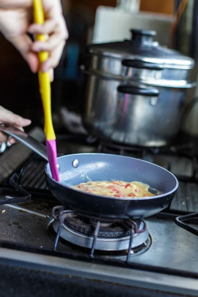 Anne eve mutfakta omlet pişirilir