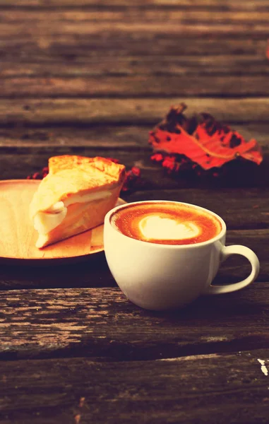 Pastel de coco con taza de café con leche o capuchino — Foto de Stock