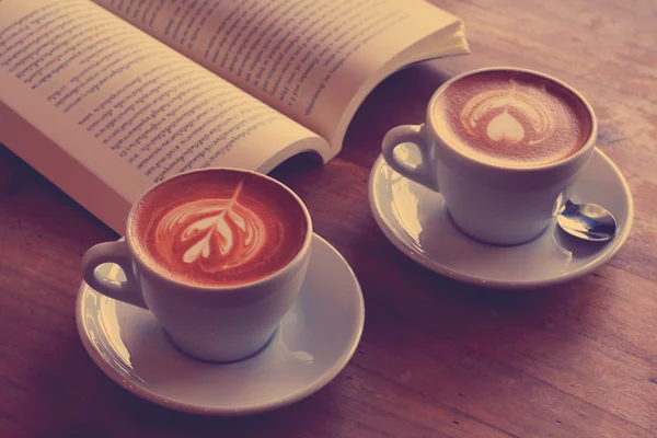 Tazza di caffelatte o cappuccino caffè con un libro i — Foto Stock