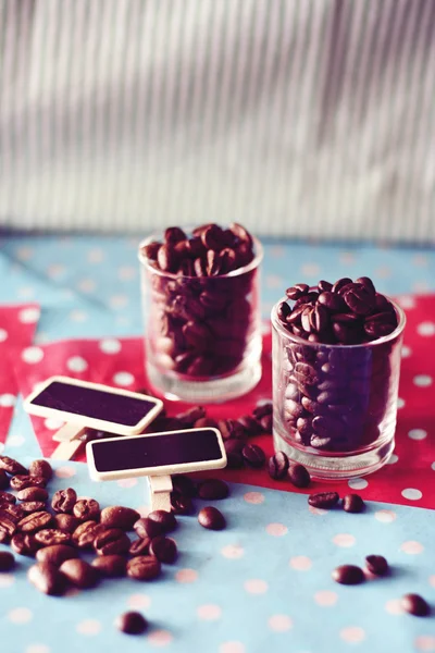 Bodegón granos de café con pizarra pequeña en blanco en colo — Foto de Stock