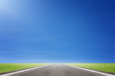 Asfalt yol ve gökyüzü bulutu. Bir kilometre taşı yol haritasının bir resmi gelecekteki hedefteki başarının bir göstergesidir.