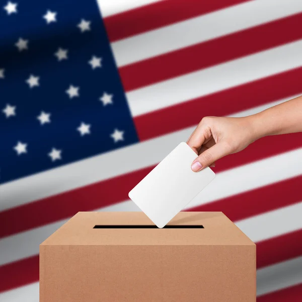 Mano Donna Che Mette Votazioni Urna Bandiera Stati Uniti Concetto — Foto Stock