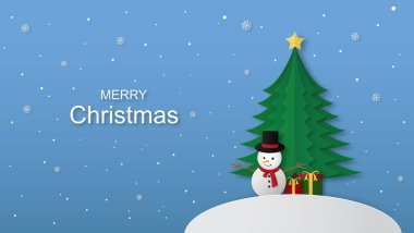 Yılbaşı ağacı olan bir kardan adam ve kar altında altın yıldız. Noel sezonu ve Mutlu yıllar