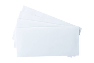 Beyaz arka planda izole edilmiş bir yığın mektup ya da beyaz zarf. Harf üst görünümü. Kırpma yolu ile nesne