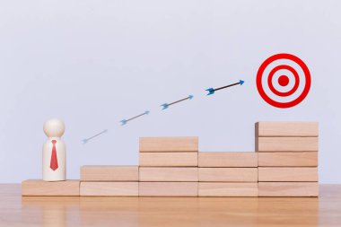 İşadamı başlangıçta durup hedefe bakıyor. Liderlik kavramı, başarı ve iş hayatında zafer. Kariyer basamağı