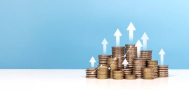 Beyaz oklarla yukarı doğru istiflenmiş sikkeler ve yükselen bir grafik çizgisi, finansal büyümeyi, artan kârları, yatırım başarısını ve yükselen pazar eğilimlerini simgeliyor