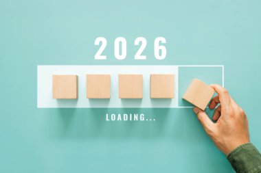 Yeni yıl 2026, gol planlama, yükleme yılı 2026, mutlu Noeller ve mutlu yıllar. Yükleme çubuğuyla birlikte 2026 'ya geri sayım için ahşap küp yerleştiriyorum.