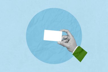 Boş beyaz kartı tutan yaratıcı sanat kolajı. İş, markalaşma, kart, marka