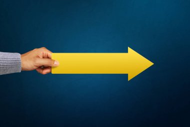 Bir adam, bir tarafı gösteren sarı ok taşır. Geliştirme yolu yönünü temsil eden başarı istatistikleri büyüme hedefi