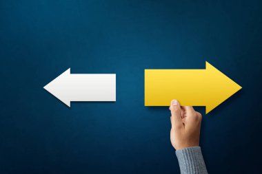 Bir adam, farklı düşünmenin, yeni düşüncenin, eşsiz kurşunun ve yenilikçi çözümün sembolü olarak beyaz oklarla karşı karşıya gelen bir oku seçer.