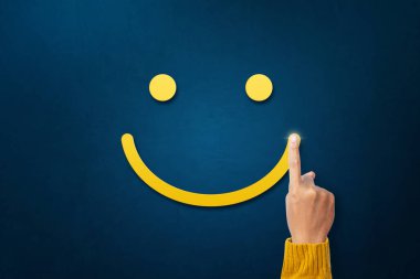 Mükemmel, olumlu geri bildirim, hizmet derecesi ve memnuniyet. Müşterinin eli, gülen yüzlü bir geri bildirim gösterirse servisten en yüksek tatmin seviyesini gösterir