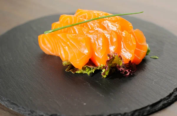 Beyaz arka planda izole edilmiş geleneksel somon suşisi. Japon mutfağı. Somon suşisi.