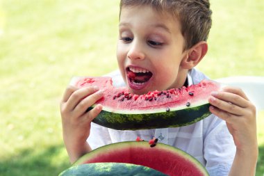 İyi çocuk karpuz yemek