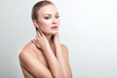 Temiz cilt ve mavi gözlü güzel kadın