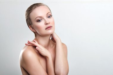 Temiz cilt ve mavi gözlü güzel kadın