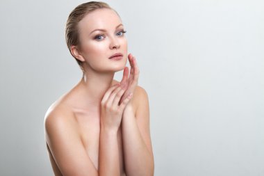 Temiz cilt ve mavi gözlü güzel kadın