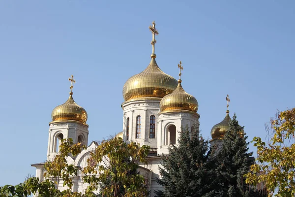 Goldene Kuppeln Der Weißen Orthodoxen Kirche Vor Blauem Himmel — Stockfoto