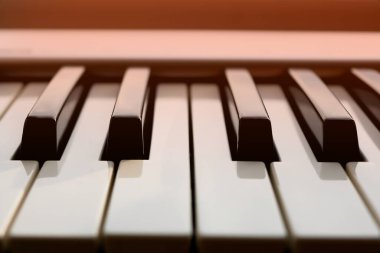 Elektronik müzik klavyesinin turuncu ışıkta sentezleyicisini kapat.