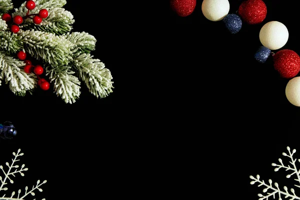 Composição Natal Fundo Preto Feito Árvore Neve Com Bagas Vermelhas — Fotografia de Stock