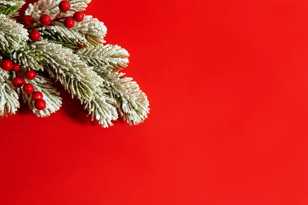 Composição Natal Fundo Vermelho Feito Árvore Neve Bagas Vermelhas Natal — Fotografia de Stock