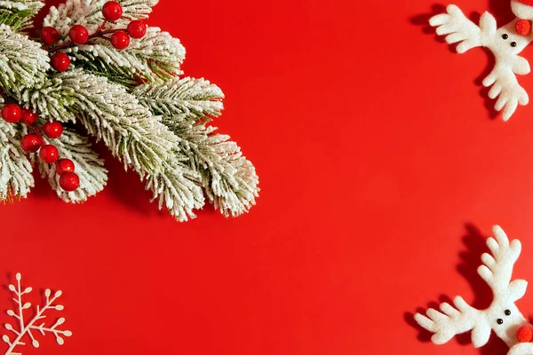 Composição Natal Fundo Vermelho Feito Árvore Neve Com Bagas Vermelhas — Fotografia de Stock