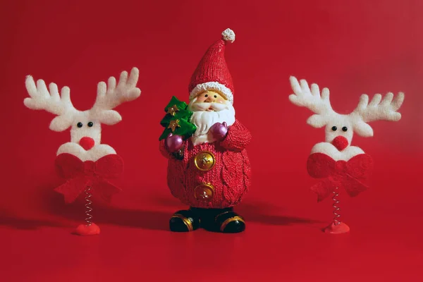 Dekoracyjny Mikołaj Dwa Zabawne Jelenie Czerwonym Tle Boże Narodzenie Nowy — Zdjęcie stockowe