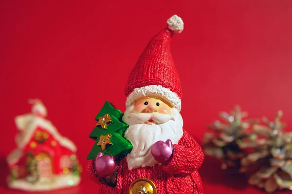 Figura Świętego Mikołaja Choinką Dłoni Tle Dekoracyjnego Domu Bożego Narodzenia — Zdjęcie stockowe