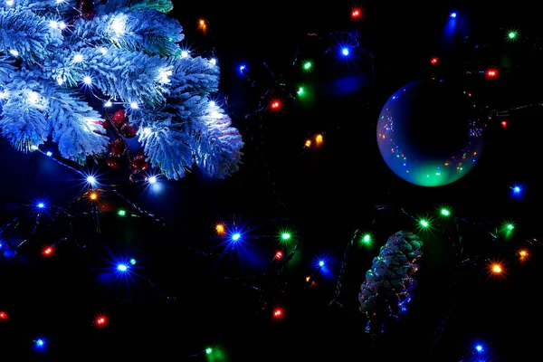 Luci Natale Multicolore Albero Neve Sono Illuminati Sfondo Nero Vista — Foto Stock