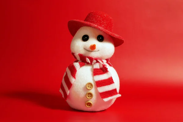 Schöner Schneemann Mit Hut Und Schal Auf Rotem Hintergrund Christamas — Stockfoto