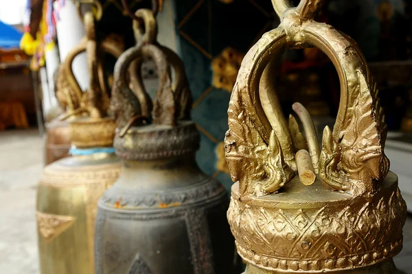 Koning van Naga Golden opknoping bell — Stockfoto