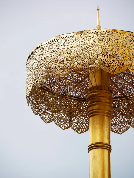 Ein schöner großer detailgetreuer goldener Regenschirm im thailändischen Tempel — Stockfoto