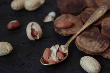 Fıstık kabuğu. Bir kaşığı fıstık.