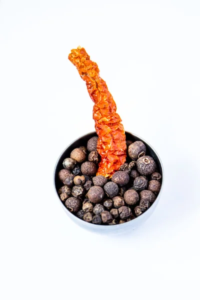 Round black pepper. Red chili peppers. — Stock Photo, Image