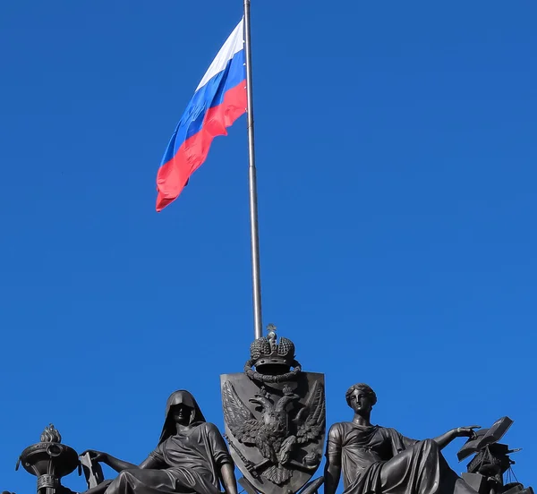 Images sculpturales. Les armoiries, la couronne, le drapeau de la Fédération de Russie . — Photo