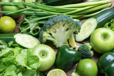 Taze yeşil sebze ve otların arka planı. Kapat.