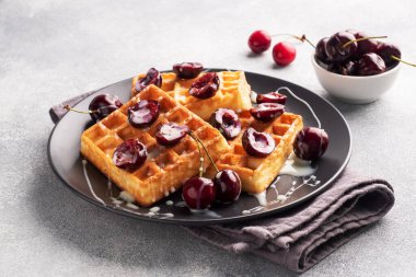 Taze kiraz ve kremalı Belçika flüt waffle 'ı. Yumuşak ev yapımı waffle, kirazlı tatlı fotokopi alanı