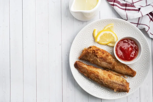 Fried Fish Hake Pollock Sos Roșii Felii Lămâie Proaspătă Conceptul — Fotografie, imagine de stoc