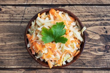 Taze rendelenmiş havuç salatası ve soslu yeşil turp. Ahşap masa ve yemekler Boşluğu kopyala