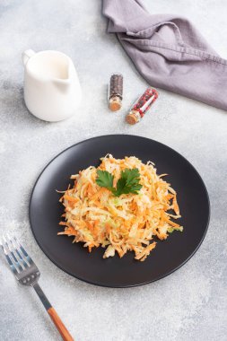 Taze rendelenmiş havuç salatası ve soslu yeşil turp. Boşluğu kopyala