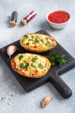 Peynirle doldurulmuş kabukta fırında patates sarımsak ve otlarla dolu.