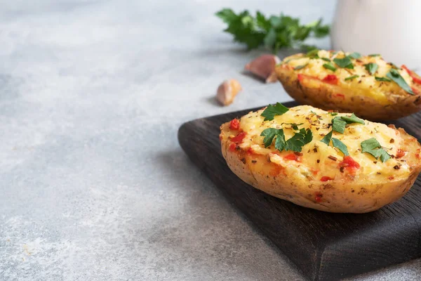 Bakad Potatis Skalet Fylld Med Ost Med Vitlök Och Örter — Stockfoto