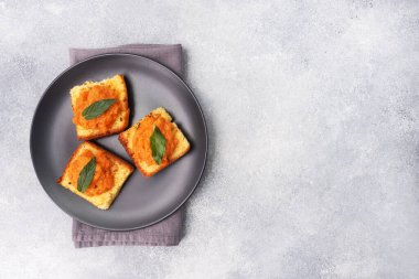 Tost ve kabak havyarlı sandviç. Sebze havyarlı ekmek, sağlıklı bir vejetaryen aperatifi. Siyah plaka kopyalama alanı