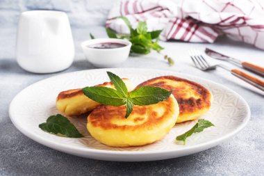 Naneli süzme peynirli börek. Peynirli peynirli peynirli kekler, gri betondan yapılmış krepler..